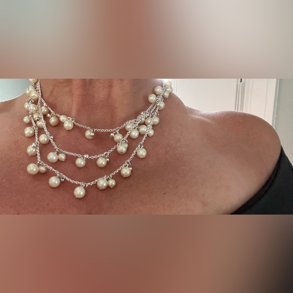 NWOT Tri-strand pearl & silver costume jewelry necklace. Delicate!